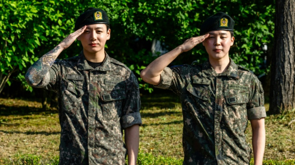 Outros dois astros do BTS concluem serviço militar na Coreia do Sul