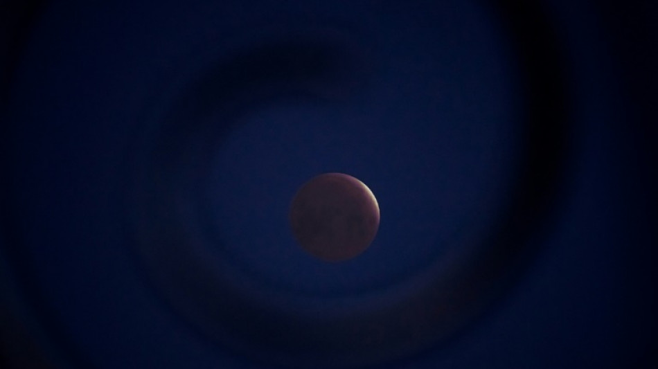 Un eclipse total ti&ntilde;e la Luna de rojo