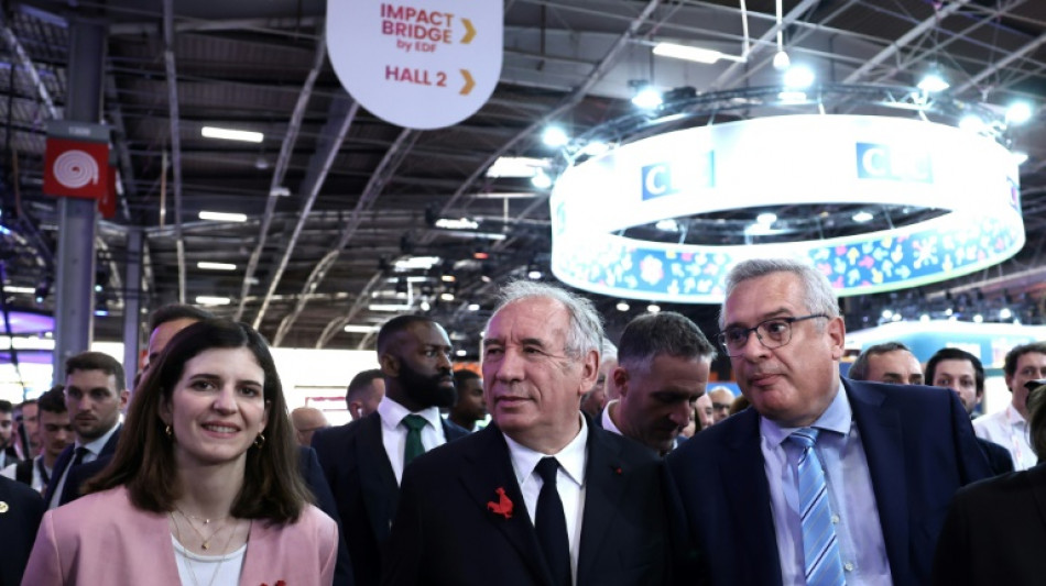Bayrou exhorte "les grands" groupes de la tech &agrave; aider "les petits"