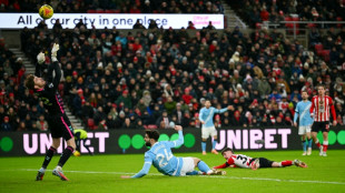 City empata com Sunderland e v&ecirc; Arsenal se distanciar na lideran&ccedil;a; Liverpool trope&ccedil;a em Anfield