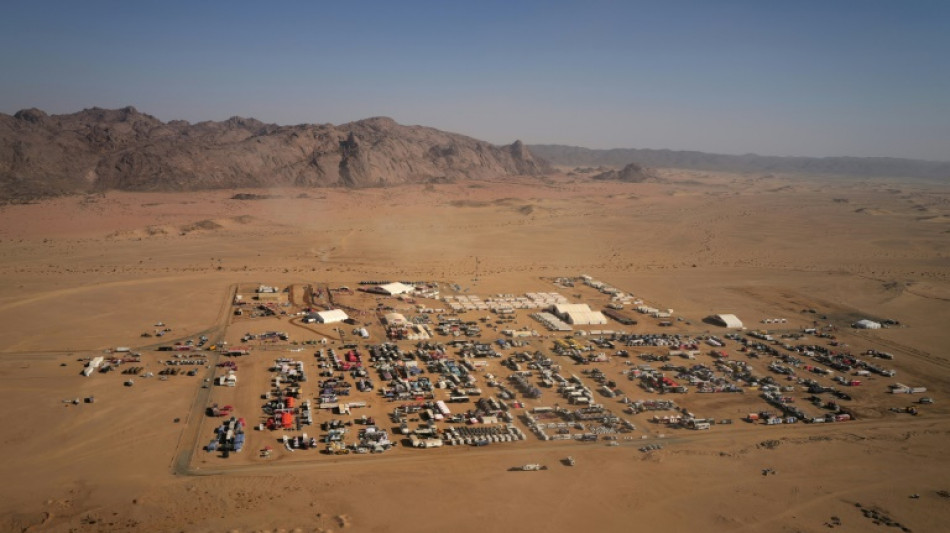 Sur le Dakar, la logistique effr&eacute;n&eacute;e d'une mini-ville itin&eacute;rante dans le d&eacute;sert saoudien