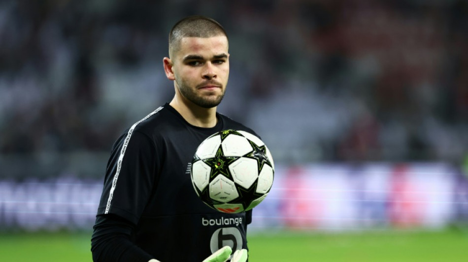 PSG complete signing of French goalkeeper Chevalier