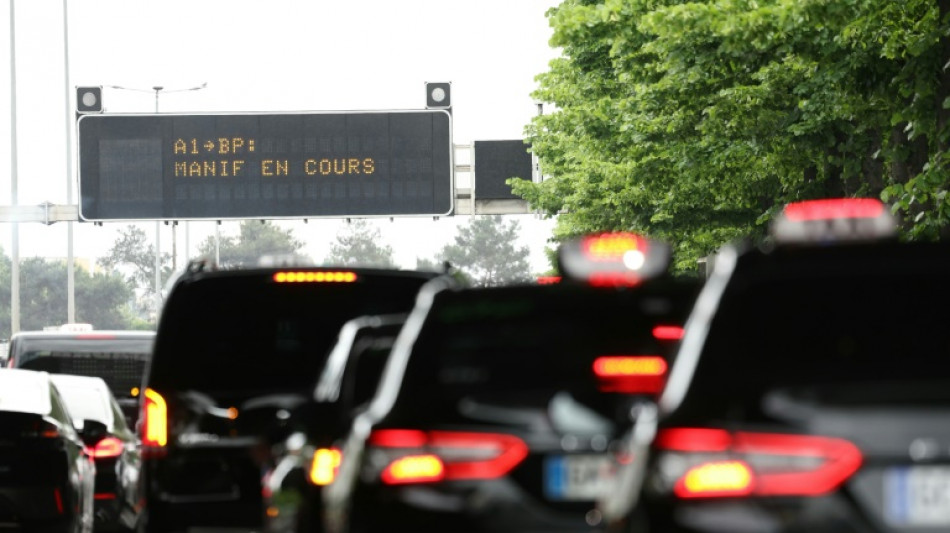 Les taxis toujours mobilis&eacute;s, le gouvernement promet de "taper fort" sur les VTC