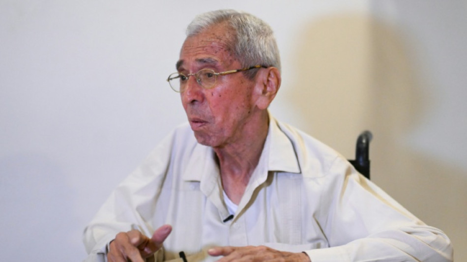 Venezolanos deportados a El Salvador siguen "totalmente aislados", dicen familiares y activistas