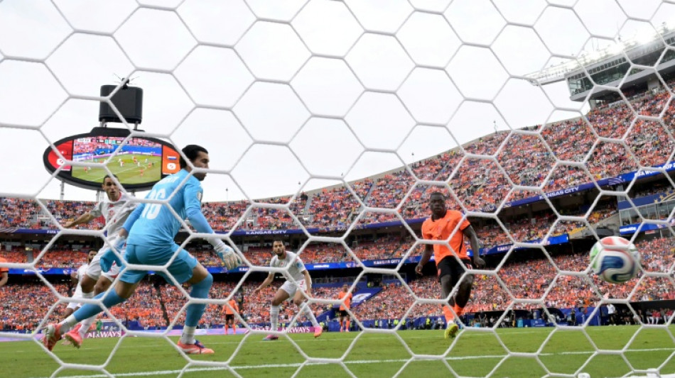 Pa&iacute;ses Baixos vencem Tun&iacute;sia (3-1) e v&atilde;o enfrentar Marrocos nos 16-avos da Copa