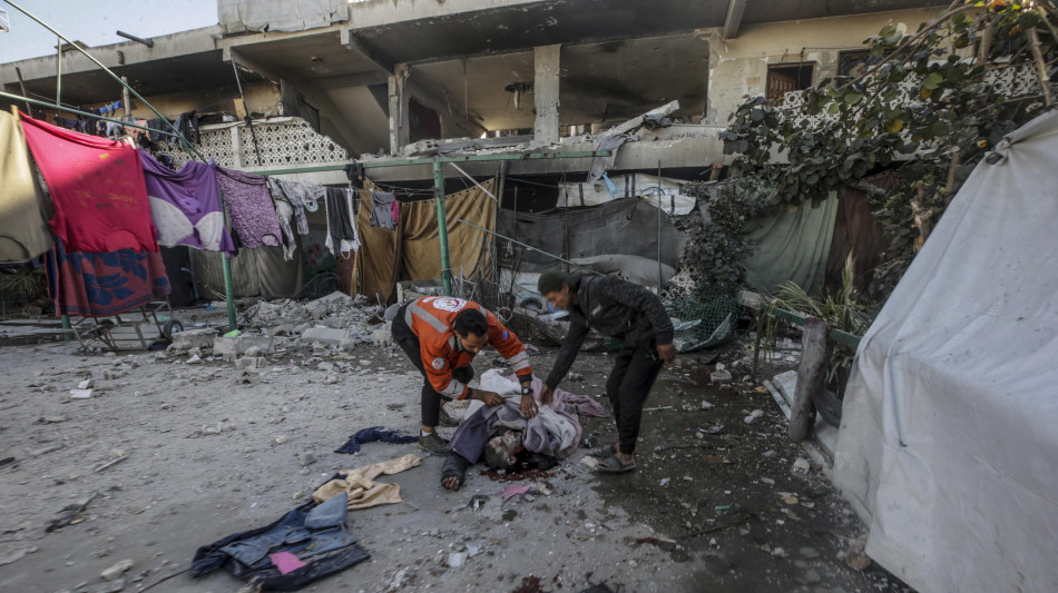 Hamas, otto persone uccise da raid israeliani dall'alba