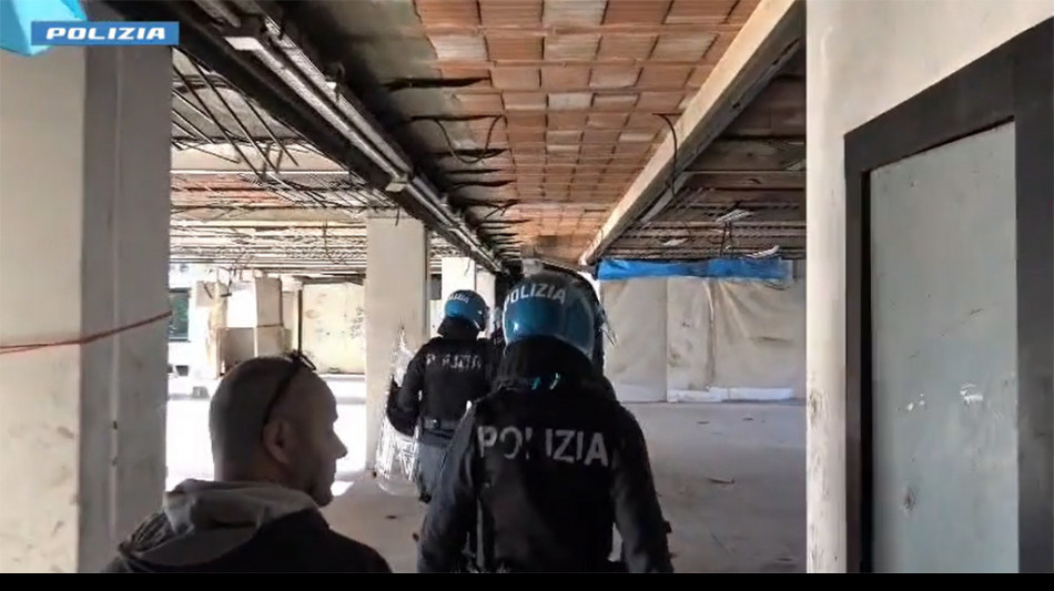 Sequestrata e violentata per 3 giorni, fermate 5 persone