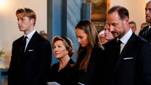 Haakon preside la primera misa en memoria de Harald sin Mette-Marit