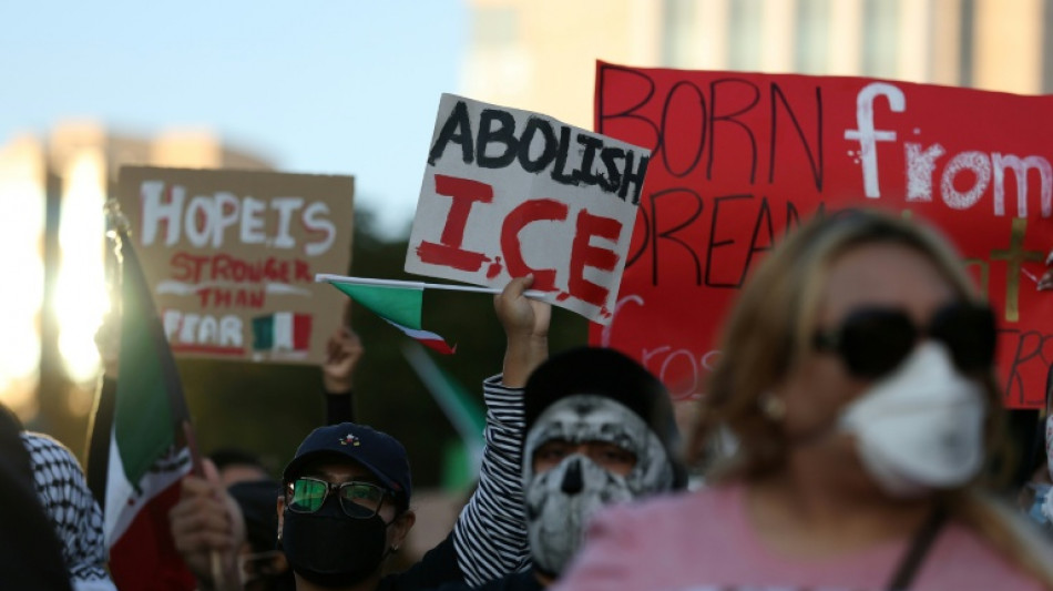 Governo dos EUA afirma que dois milhões de imigrantes irregulares deixaram o país