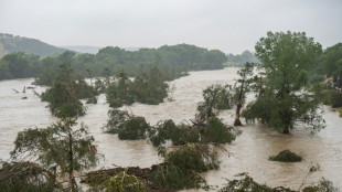 Inundaciones en Texas dejan al menos 13 muertos y buscan a 23 niñas