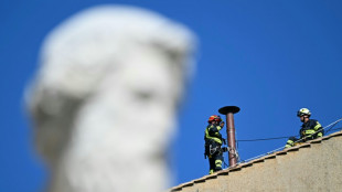 "Habemus" chimenea, la otra protagonista del c&oacute;nclave ya corona la Capilla Sixtina