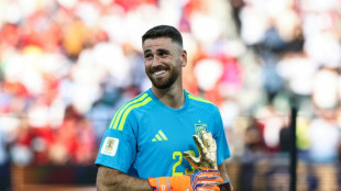 'Estas luvas n&atilde;o tiveram muito trabalho', brinca goleiro espanhol Unai Sim&oacute;n