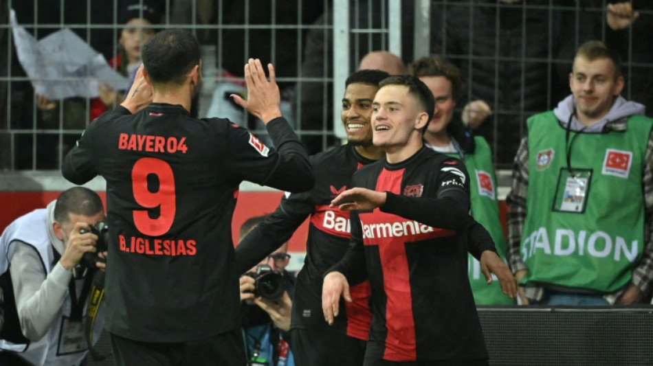 Leverkusen vence Wolfsburg (2-0) e mant&eacute;m 10 pontos de vantagem sobre Bayern