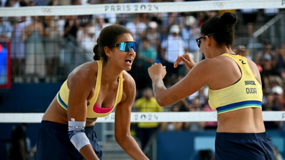 Ana Patr&iacute;cia e Duda vencem let&atilde;s e v&atilde;o &agrave;s semis do v&ocirc;lei de praia em Paris-2024