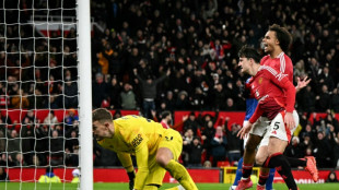 United resiste com um a menos e vence Ipswich no Ingl&ecirc;s