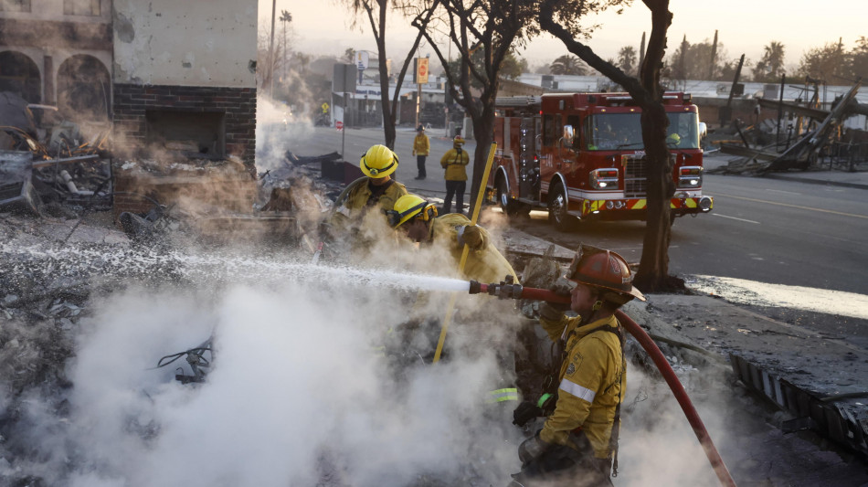 Incendi a Los Angeles, i pi&ugrave; ricchi assoldano 'pompieri privati'