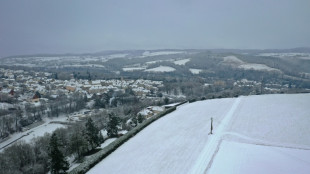 Neige et verglas perturbent les transports, cinq morts sur les routes