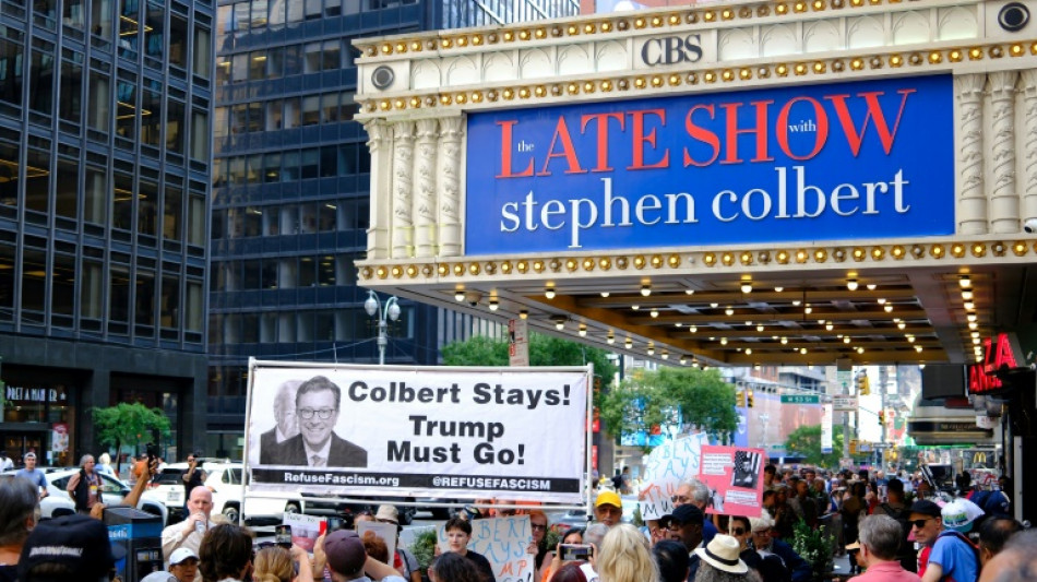 Colbert arremete contra Trump tras anuncio del fin de su programa "Late Show"