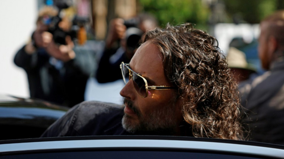 El actor británico Russell Brand deberá comparecer ante un tribunal penal por acusaciones de violación