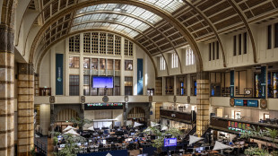 Borsa: Europa debole con Parigi, Milano gira in calo (-0,9%)