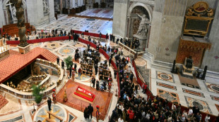 La capilla ardiente del papa Francisco atrae a multitudes antes del funeral