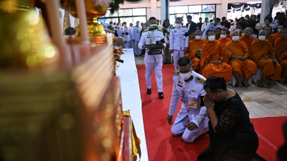 Tha&iuml;lande: des milliers de personnes rendent hommage aux 23 victimes de l'incendie d'un car scolaire