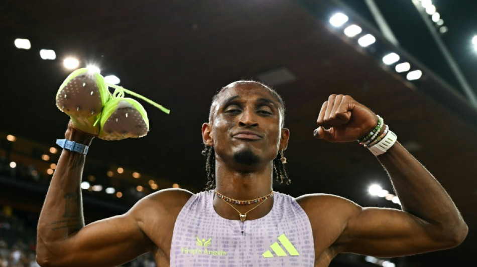 Alison dos Santos bate recorde mundial dos 400 m com barreiras