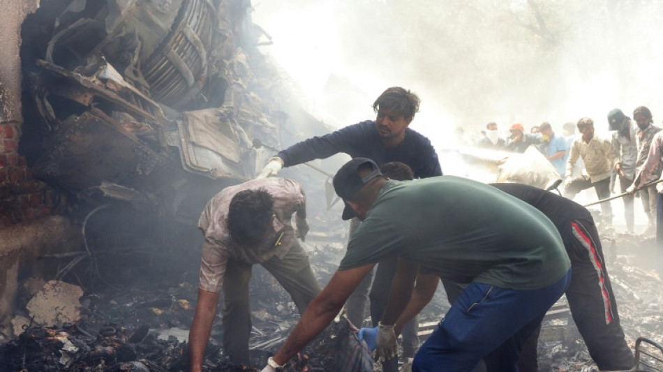 Un avi&oacute;n con 242 personas a bordo se estrella contra un edificio en India