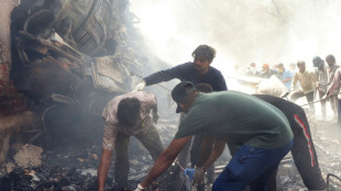 Un avi&oacute;n con 242 personas a bordo se estrella contra un edificio en India