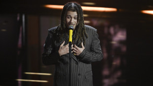 Sayf sul palco con doppiopetto marrone e solo un anello