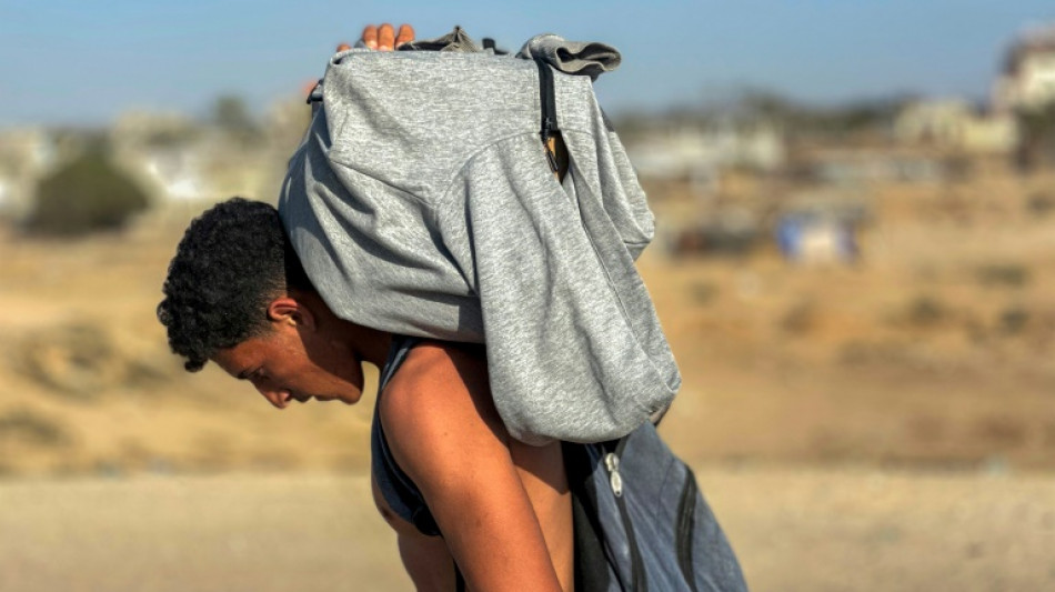 Milhares de palestinos comparecem a novo centro de distribui&ccedil;&atilde;o de ajuda em Gaza