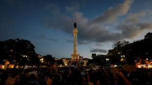 Manifestantes ocupam pra&ccedil;a de Lisboa em protesto contra aumento do custo de vida