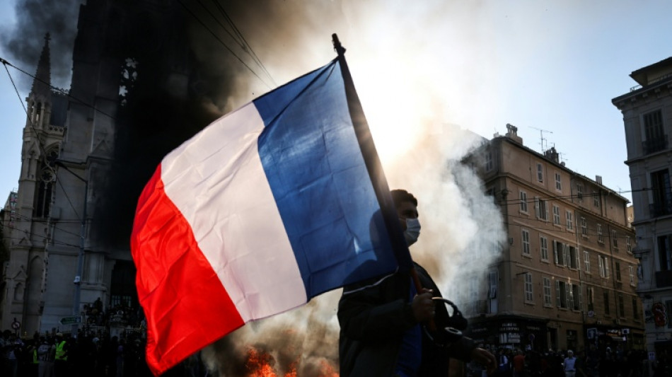 Francia decreta toques de queda en Par&iacute;s y otras ciudades para frenar saqueos