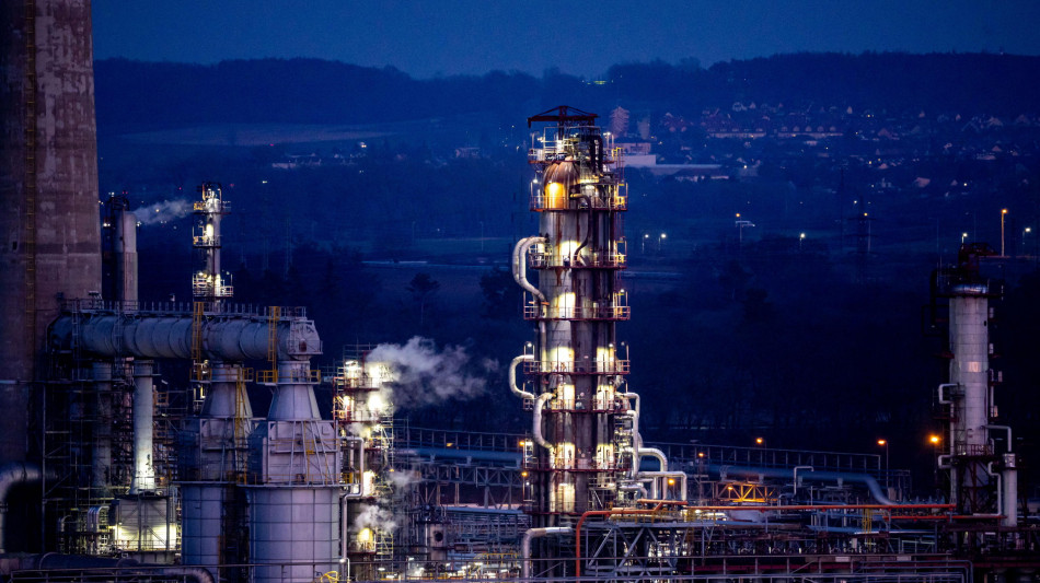 Il greggio riduce la corsa dopo Bessent sulle sanzioni all'Iran