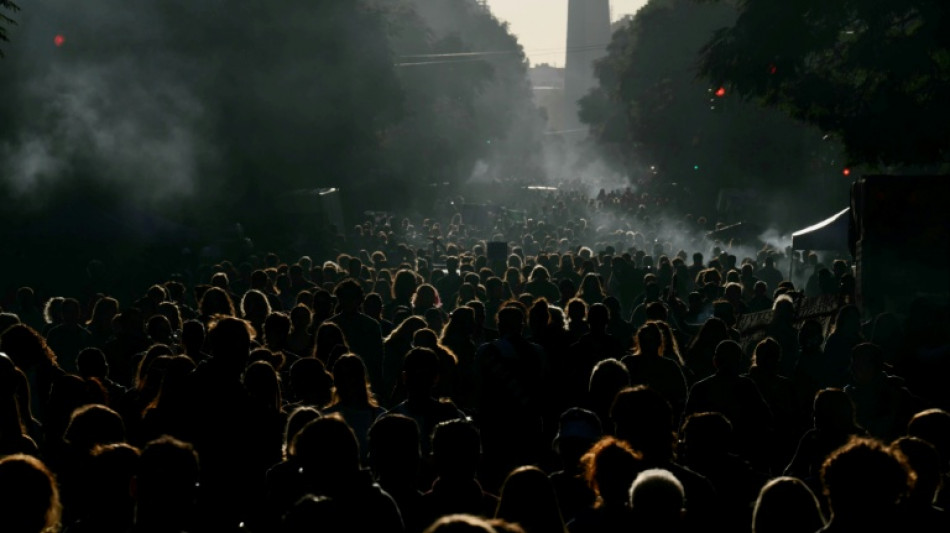 Decenas de miles de argentinos marcharon contra los recortes de Milei a las universidades p&uacute;blicas