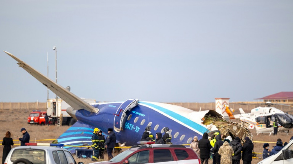 Un avion d'Azerbaijan Airlines s'&eacute;crase au Kazakhstan, 32 survivants