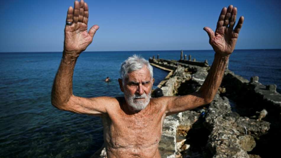 Em Cuba, idosos desafiam a velhice a nado
