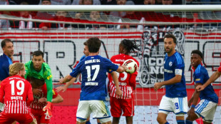 In Unterzahl: Freiburg springt an die Tabellenspitze