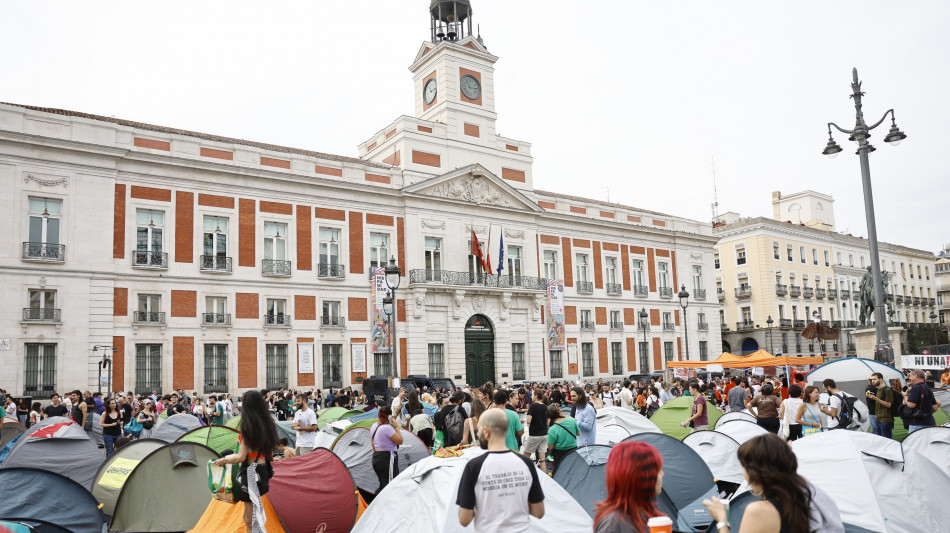 Centinaia di manifestanti accampati in Puerta del Sol a Madrid per diritto alla casa