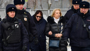Mutter und hunderte Trauernde besuchen Nawalnys Grab in Moskau