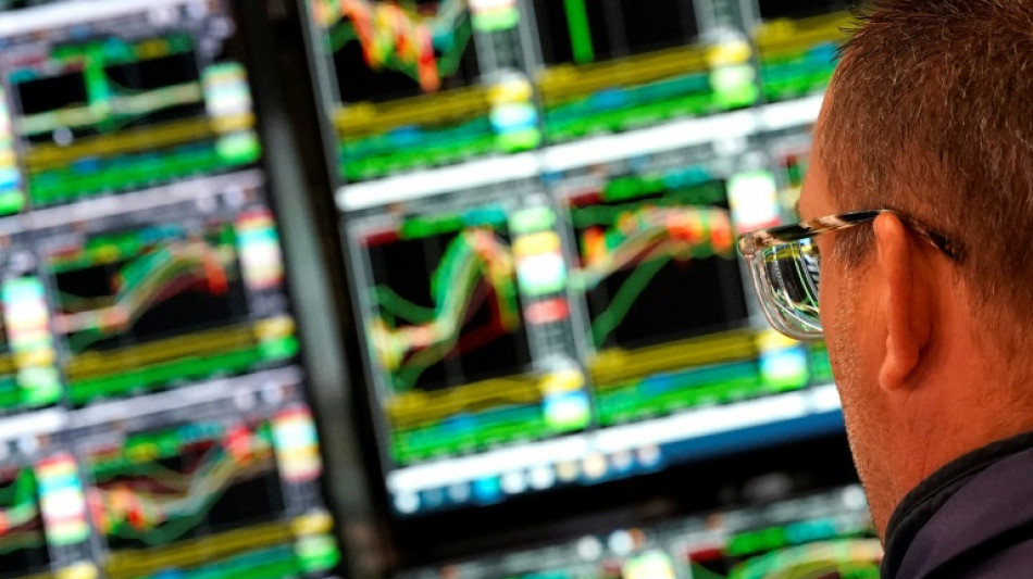 Wall Street en hausse, veut croire aux accords commerciaux promis par Trump