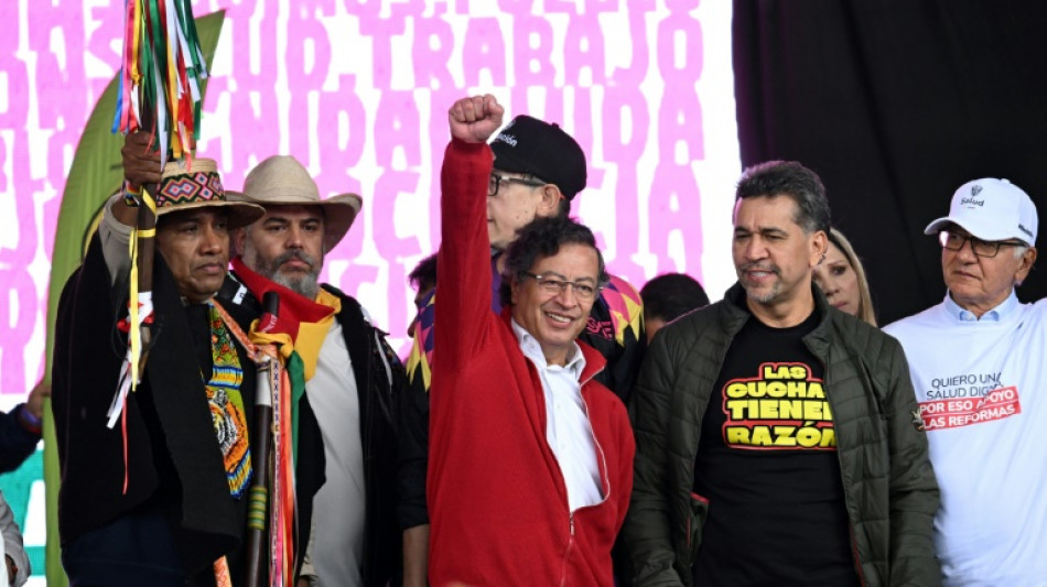Milhares protestam na Col&ocirc;mbia para exigir que Congresso aprove reformas do governo