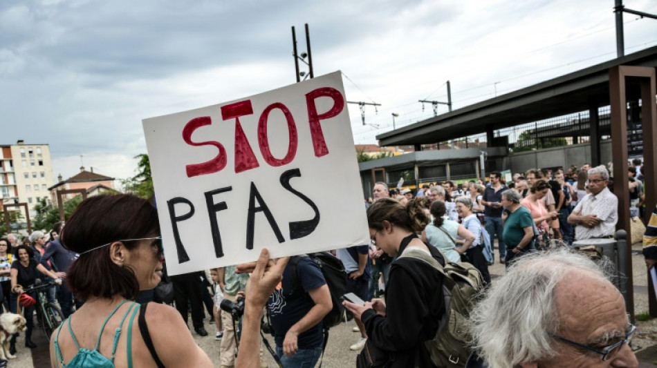 Le Parlement pr&ecirc;t &agrave; bannir les "polluants &eacute;ternels" des textiles et cosm&eacute;tiques
