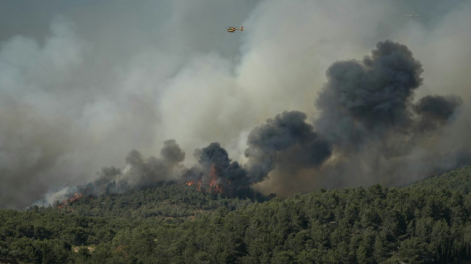 eIncendie dans l'Aude: 10.000 hectares parcourus, un bless&eacute; grave, axe France-Espagne ferm&eacute;e