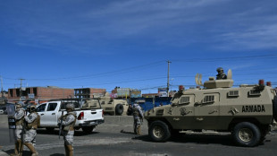 Militares y polic&iacute;as de Bolivia comienzan a levantar barricadas con el estado de excepci&oacute;n