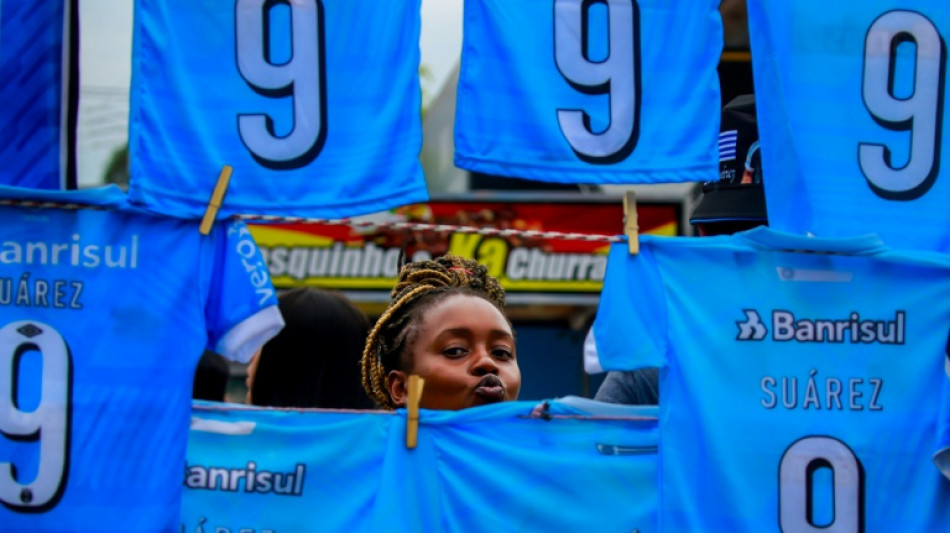 Pr&oacute;ximo de adeus ao Gr&ecirc;mio, Su&aacute;rez recebe t&iacute;tulo de cidad&atilde;o de Porto Alegre