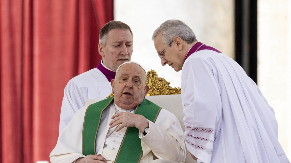 Il Papa, 'ho difficolt&agrave; nel respiro', e interrompe l'omelia