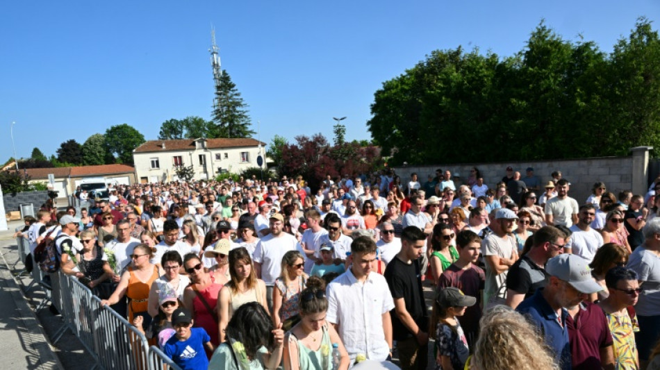"Nous sommes M&eacute;lanie": marche blanche pour la surveillante poignard&eacute;e