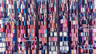 Tarifas dos EUA entram em vigor e parceiros comerciais respondem com fortes repres&aacute;lias