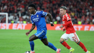 Benfica investigar&aacute; dois torcedores por gestos racistas contra Vini Jr.